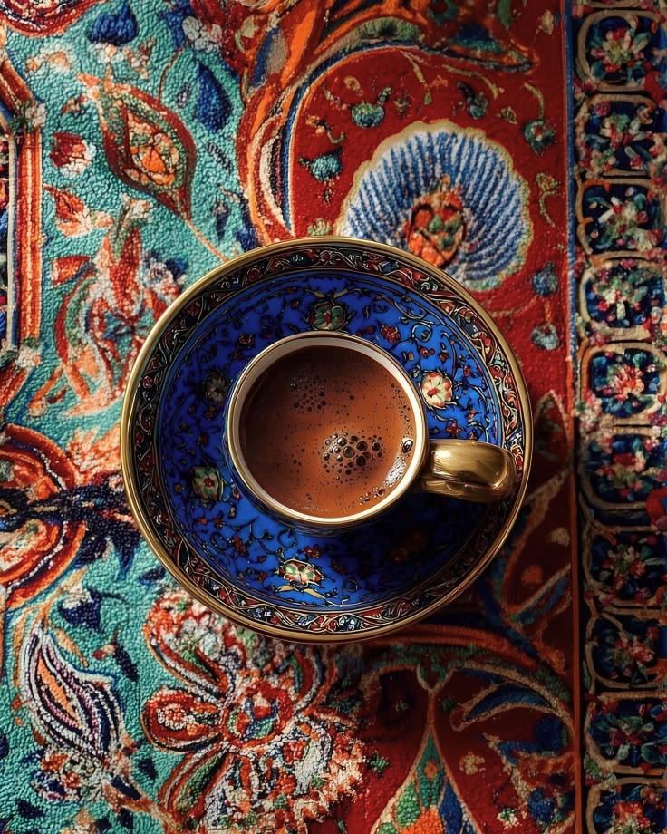 Un café turco servido sobre una alfombra de motivos