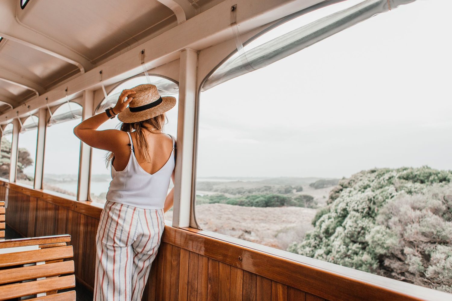 Viajera asomada a la ventanilla de un tren mirando el paisaje