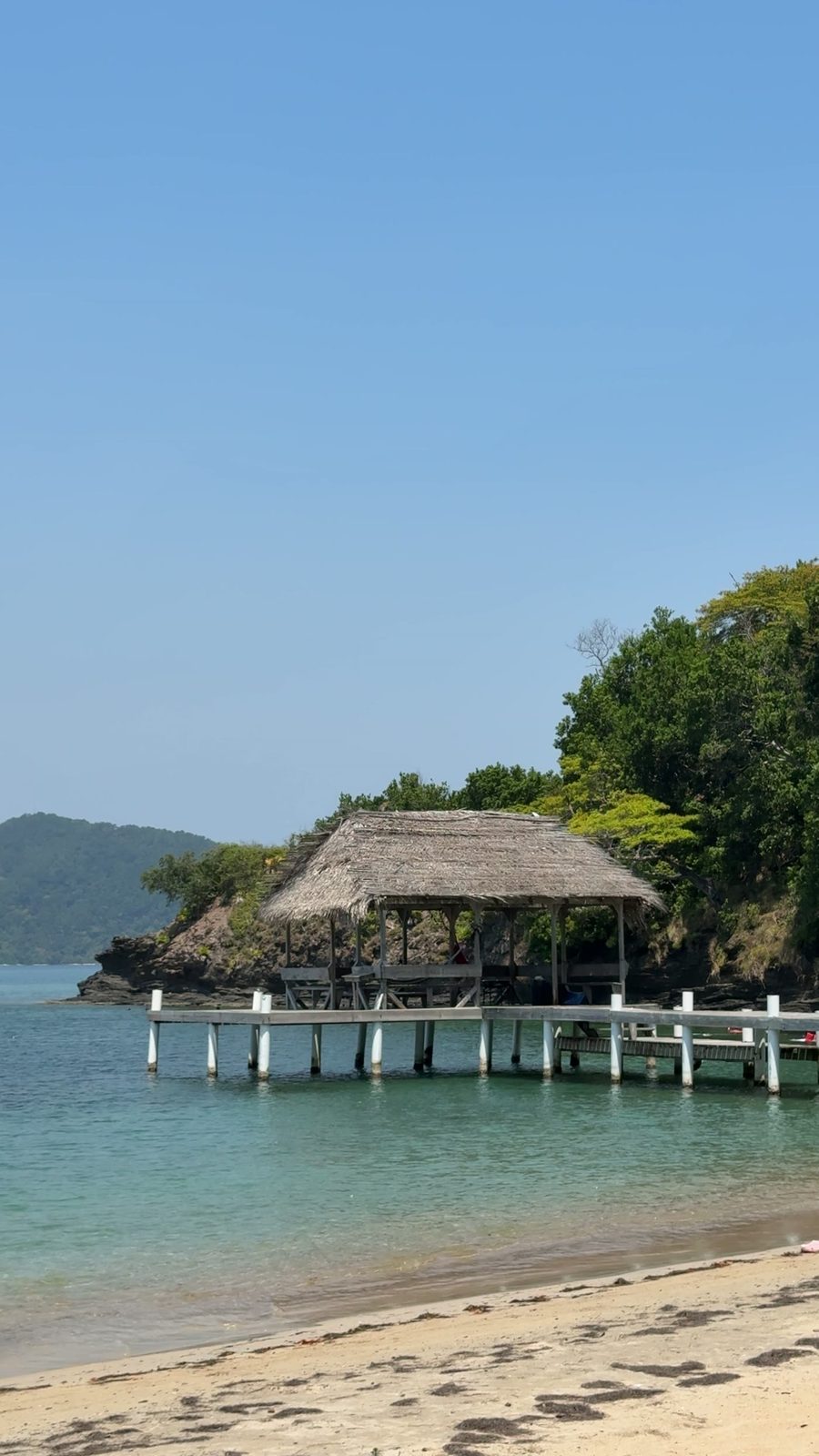 Palapa sobre un muelle en el agua turquesa de Cayos Cochinos, Honduras