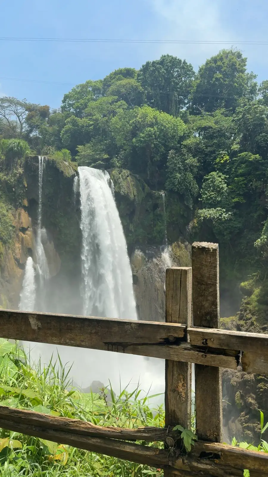 La cascada de Pulhapanzak entre la selva, Honduras