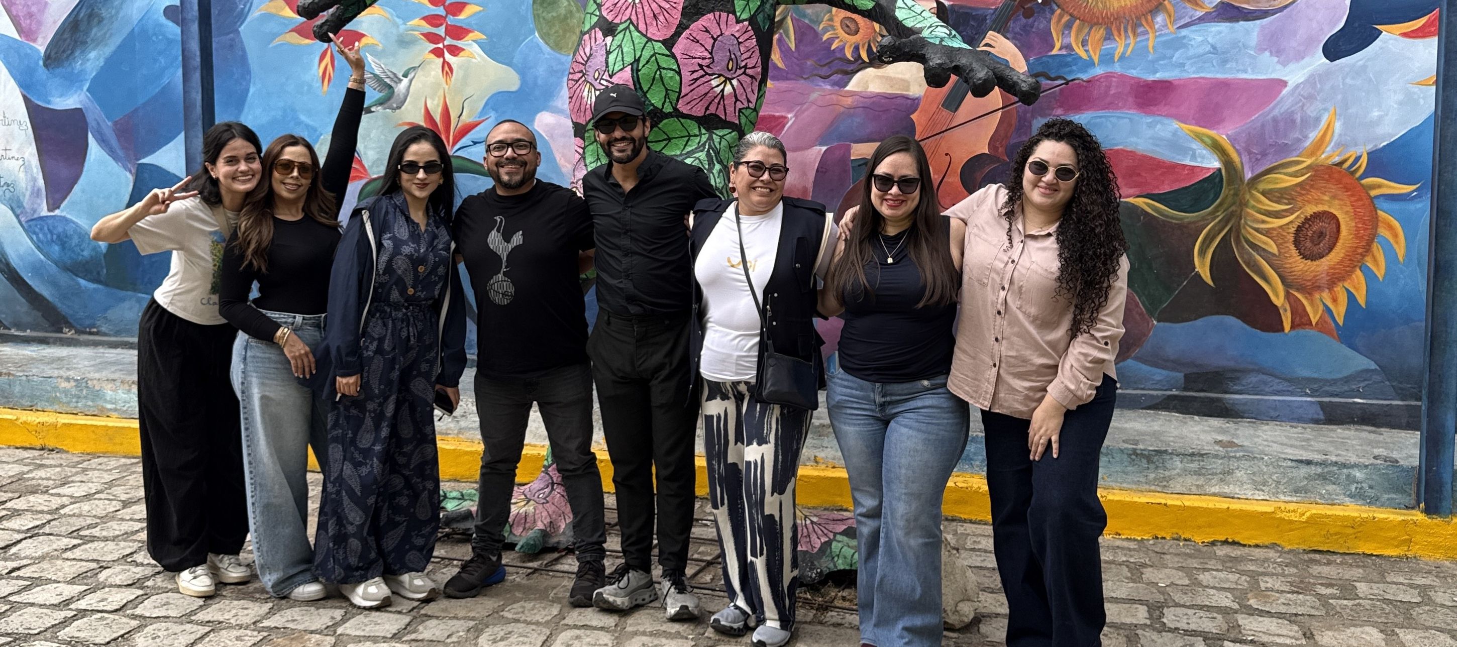 El equipo de VOi de Viaje delante de un mural