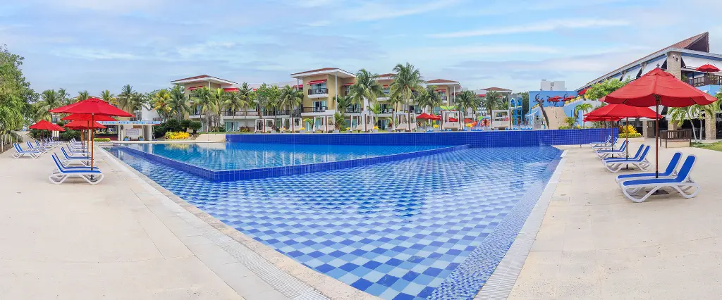 cartagena-colombia-decameron-baru-piscina.webp