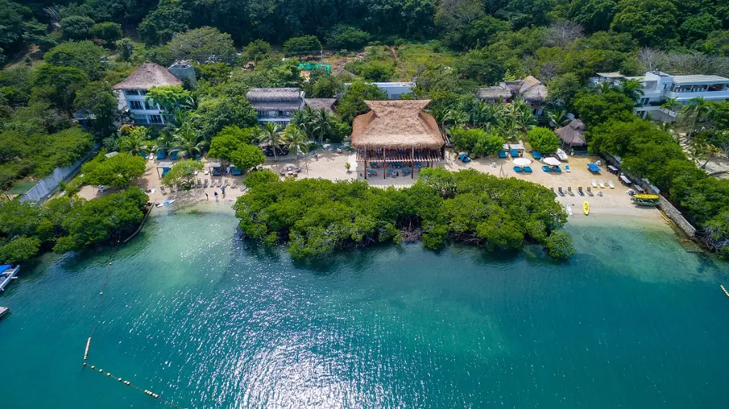 vista-erea-del-hotel.webp