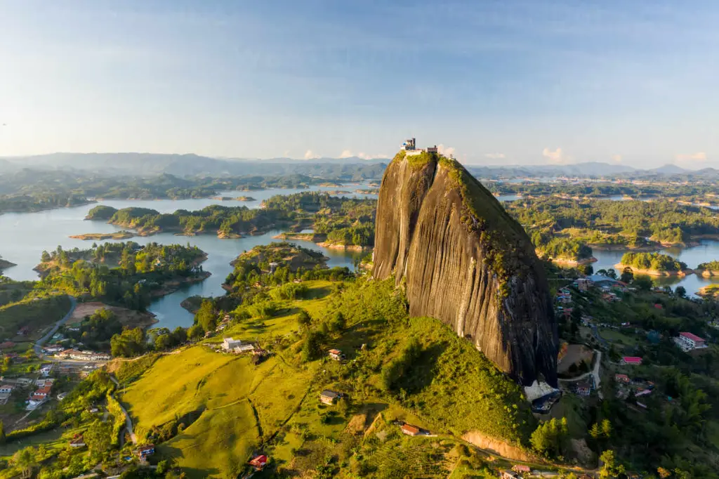 aerial-view-of-piedra-del-penol-with-mountains-in-the-background-guatape-antioquia-colombia-AAEF09017.webp