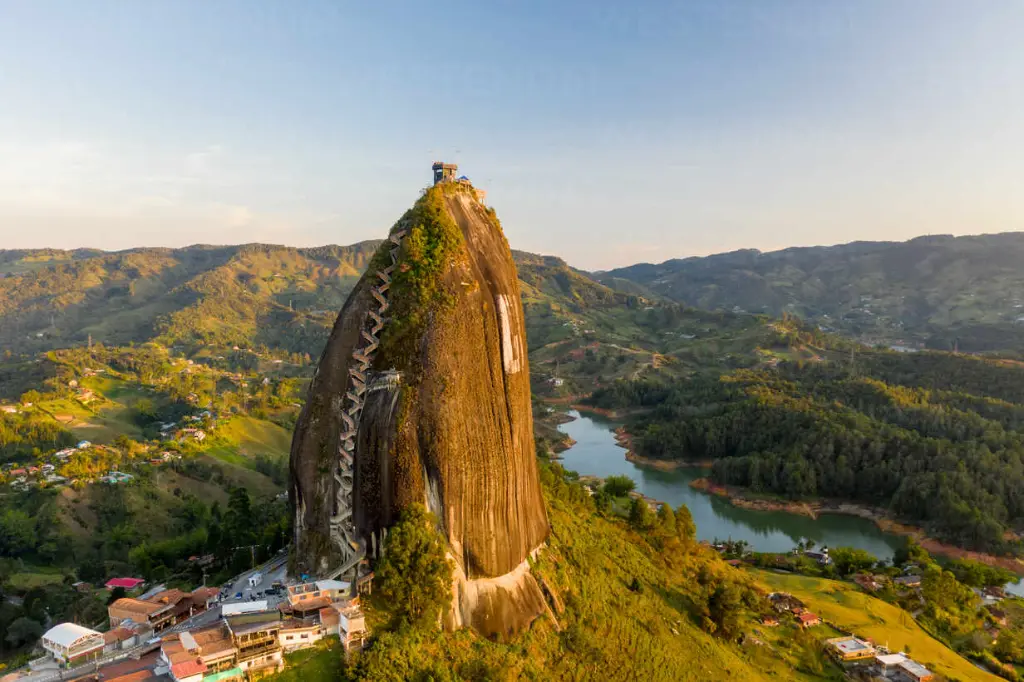 aerial-view-of-piedra-del-penol-with-mountains-in-the-background-guatape-antioquia-colombia-AAEF08761.webp