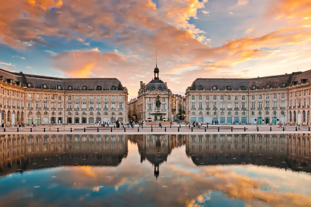 burdeos-plaza-de-la-bolsa-hd.webp