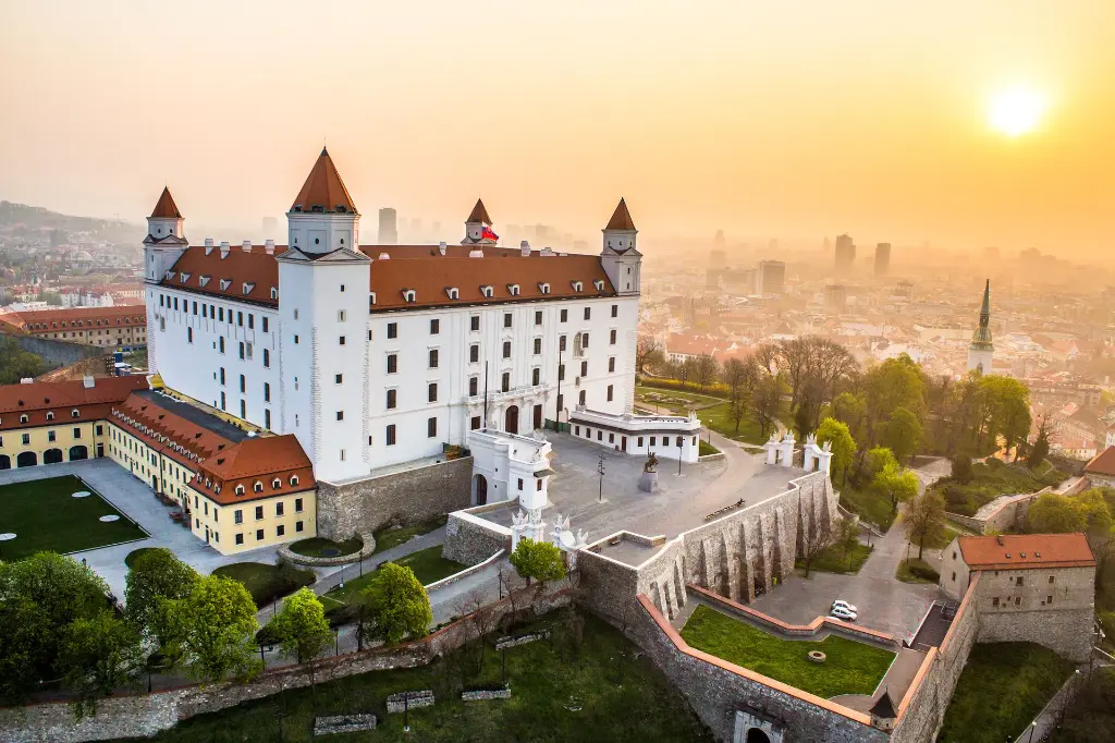 letecka-vychod-slnka-hrad.webp