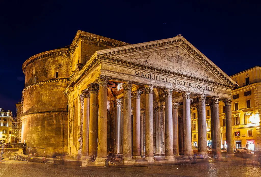 panteon-de-roma-por-la-noche.webp